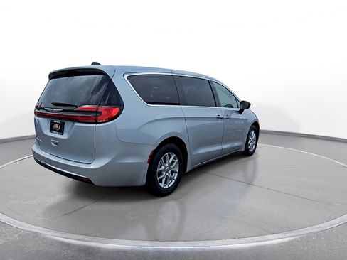 Used 2024 Chrysler Pacifica Touring-L FWD image 8