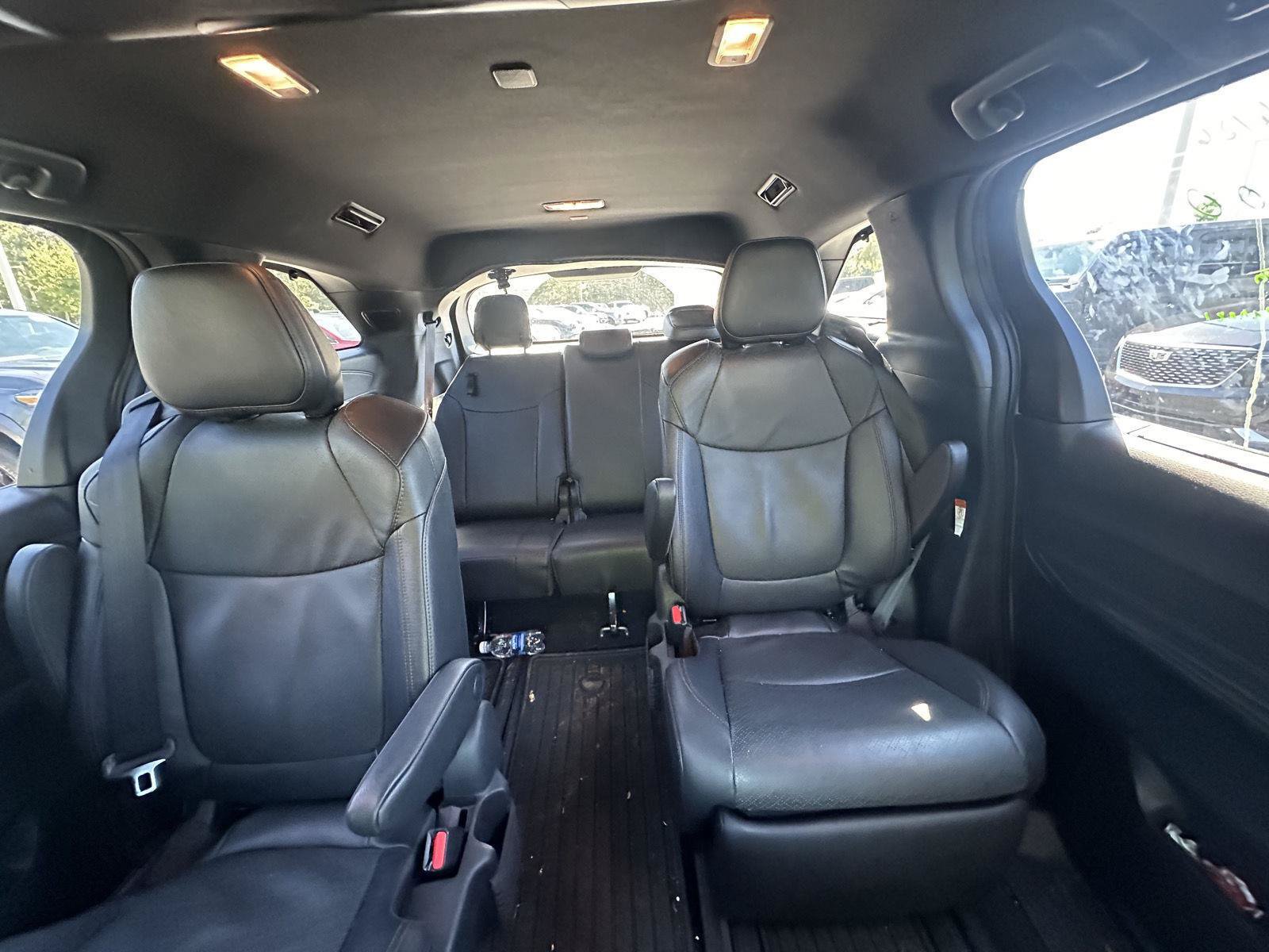 Used 2025 Toyota Sienna Platinum FWD image 12
