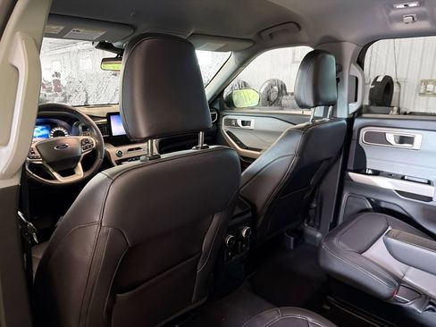 Used 2023 Ford Explorer XLT w/ XLT Sport Appearance Package AWD/4WD image 9