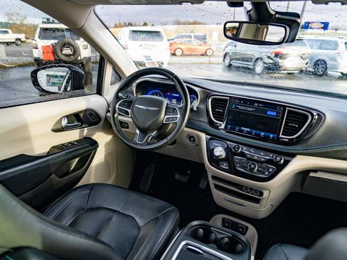 Used 2021 Chrysler Pacifica Touring-L image 25