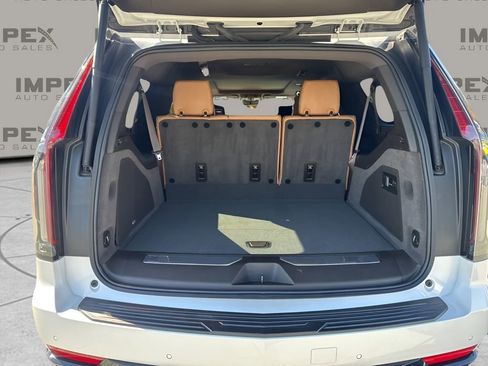 Used 2024 Cadillac Escalade ESV Sport w/ Touring Package image 33