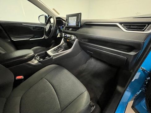 Used 2019 Toyota RAV4 LE w/ Carpet Mat Package AWD/4WD image 10