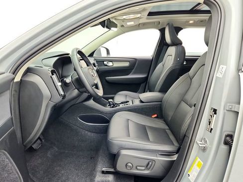 Certified 2025 Volvo XC40 B5 Core image 21