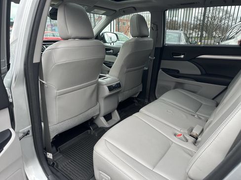 Used 2018 Toyota Highlander XLE image 40