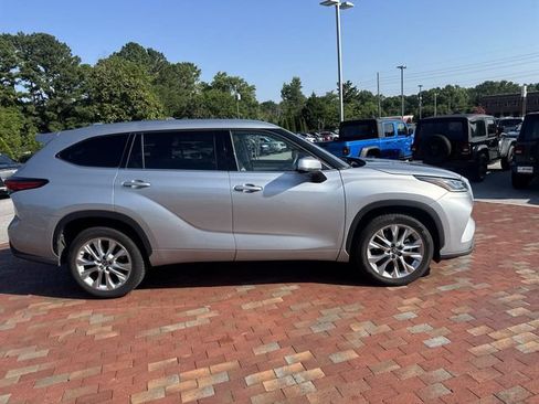 Used 2021 Toyota Highlander Limited FWD image 16
