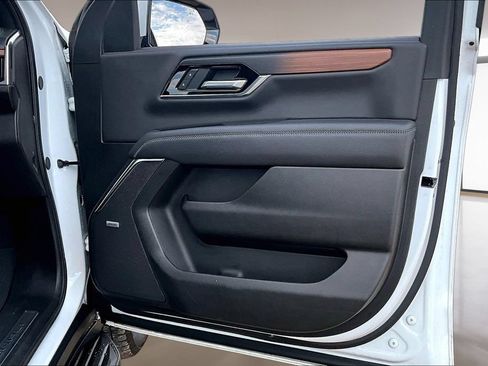 Used 2025 GMC Yukon Denali AWD/4WD image 19