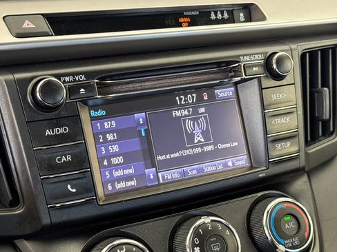 Used 2018 Toyota RAV4 LE FWD image 17