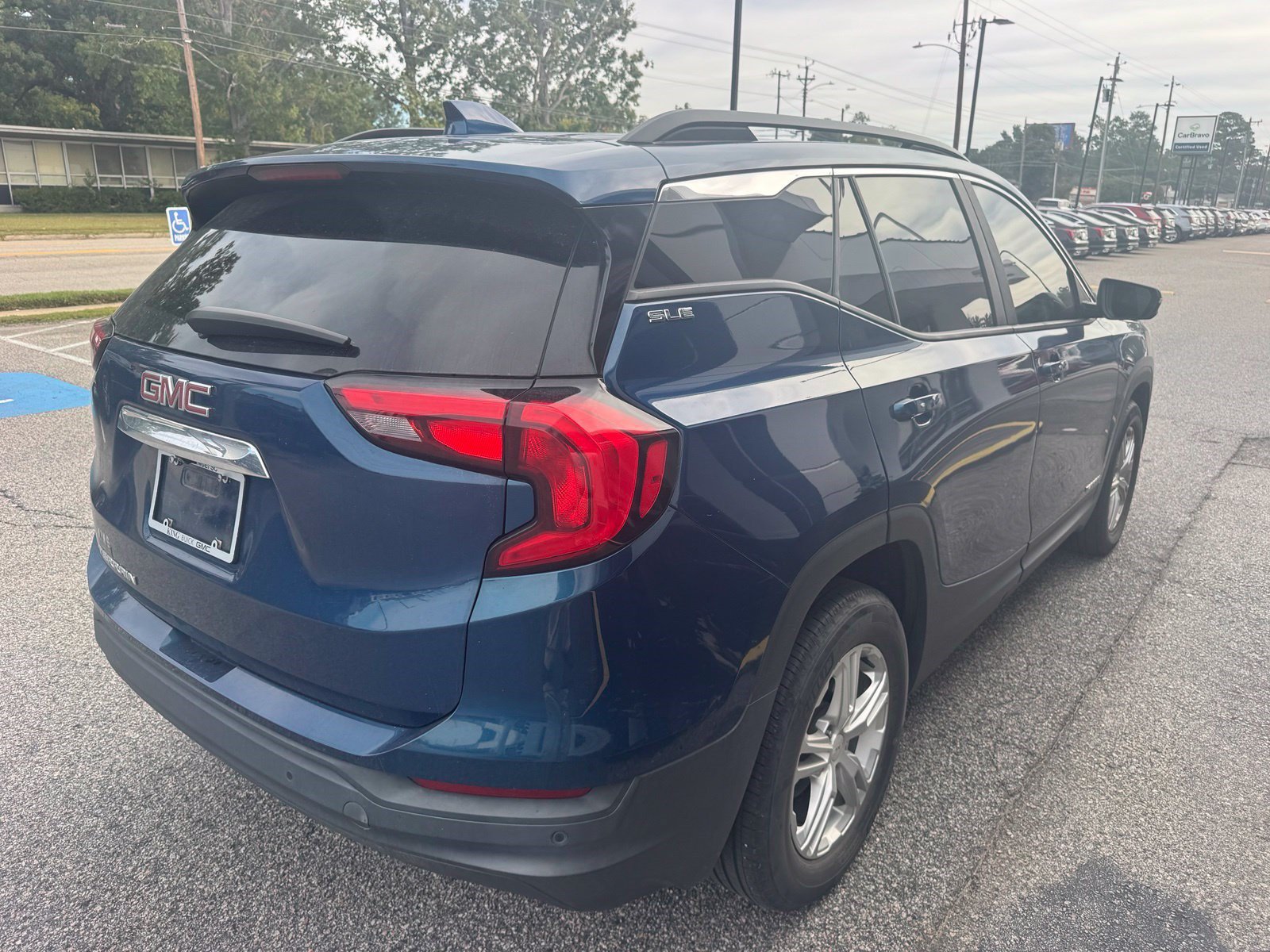 Used 2021 GMC Terrain SLE w/ Driver Convenience Package FWD image 16