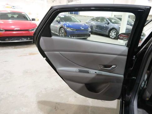 Used 2025 Hyundai Elantra SEL image 21