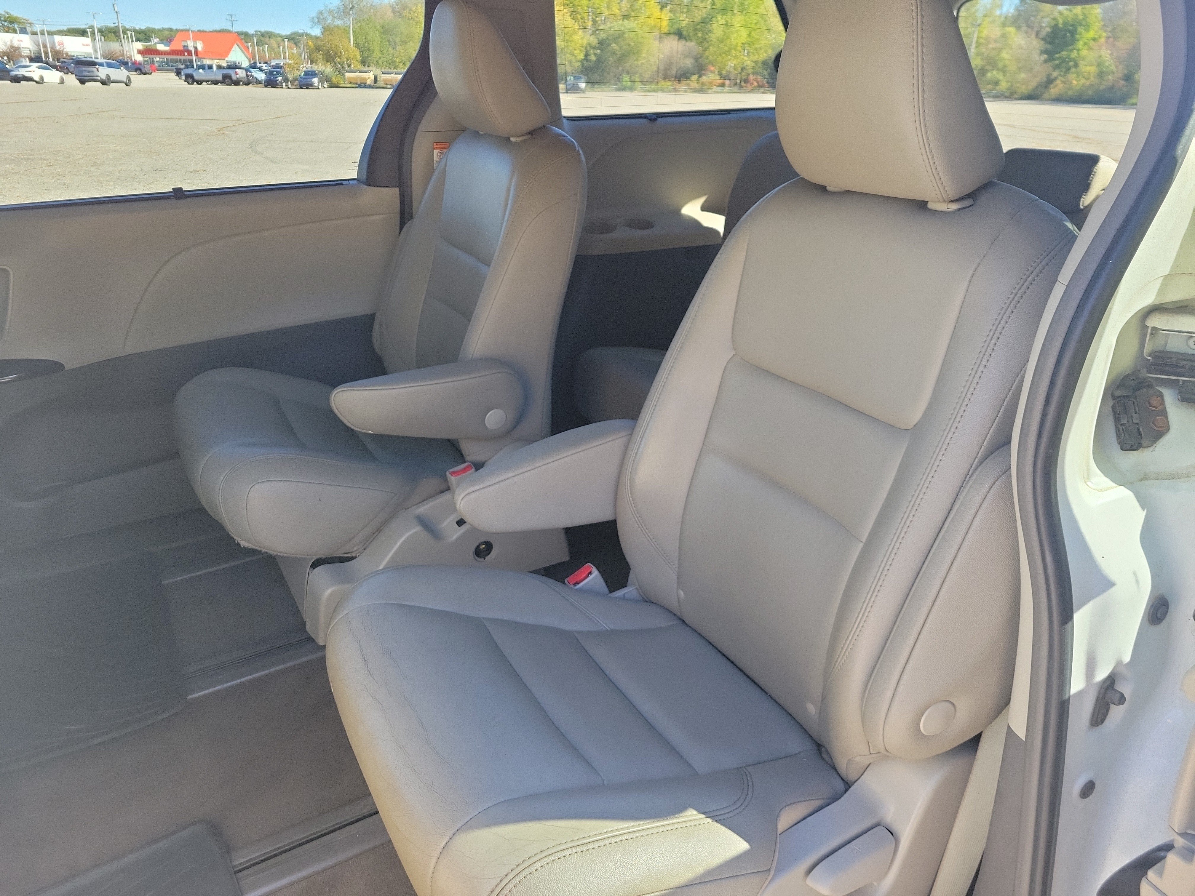 Used 2019 Toyota Sienna XLE Premium w/ Carpet Mat Package AWD/4WD image 15