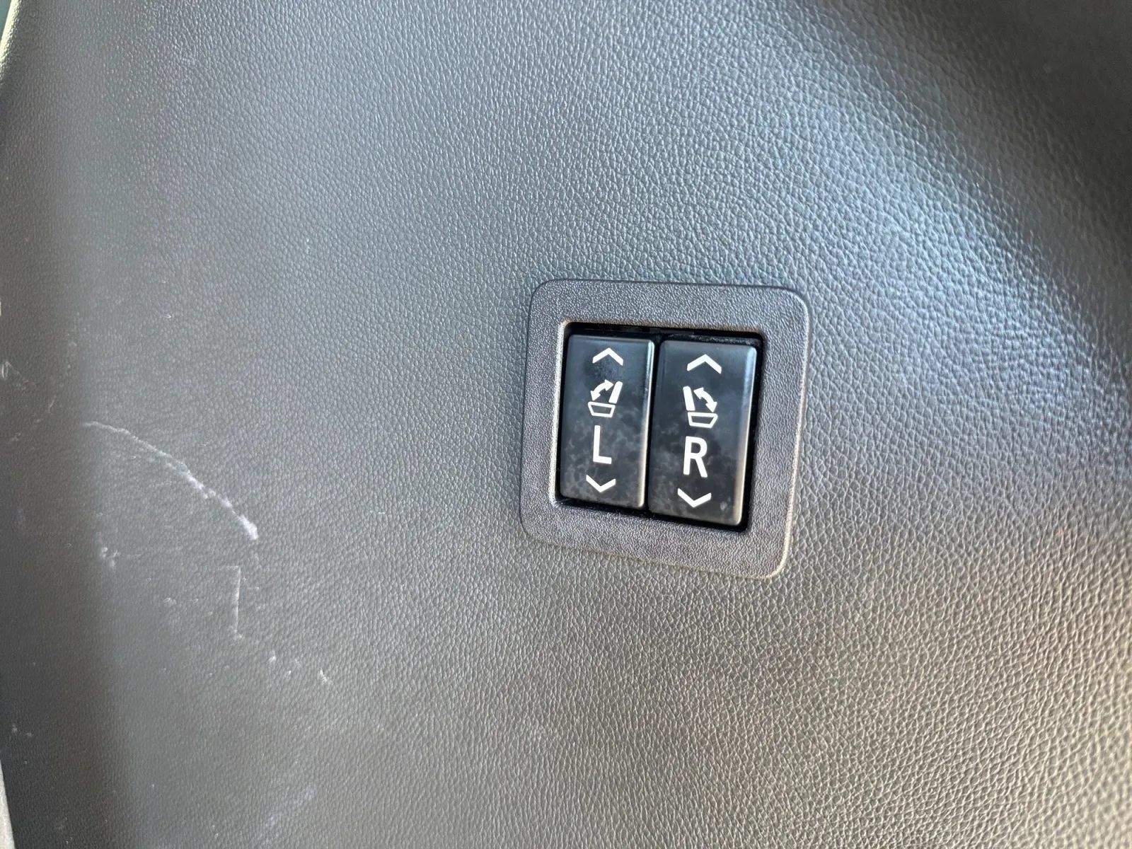 Used 2019 Buick Enclave Premium w/ Experience Buick Package FWD image 24