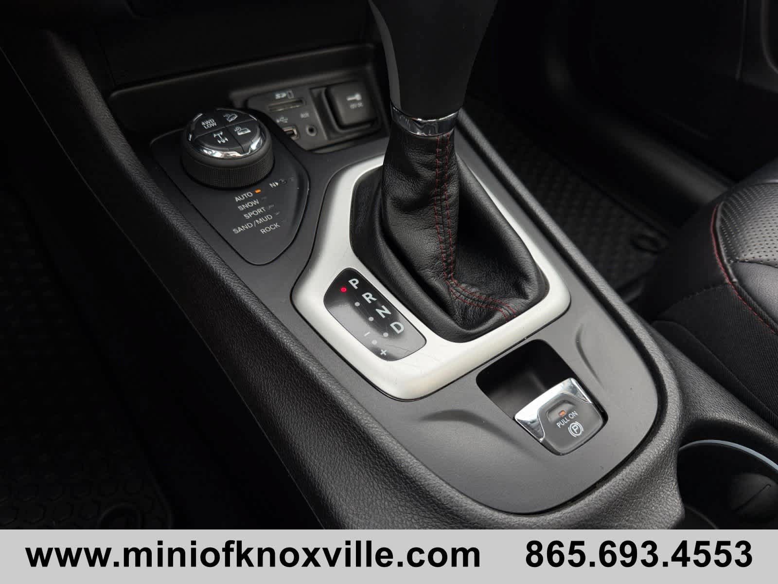 Used 2017 Jeep Cherokee Trailhawk AWD/4WD image 30