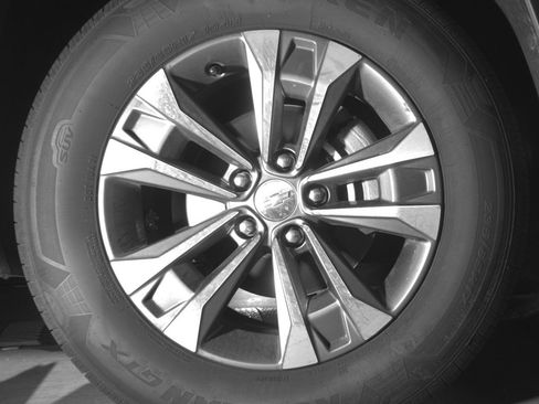 Used 2025 Chevrolet Equinox LT AWD/4WD image 13