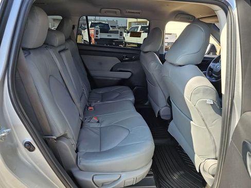 Used 2024 Toyota Highlander LE image 28