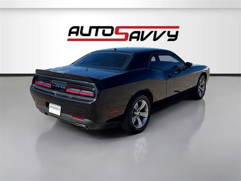 Used 2019 Dodge Challenger SXT image 7