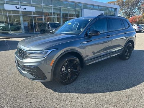 Certified 2024 Volkswagen Tiguan SE R-Line image 3