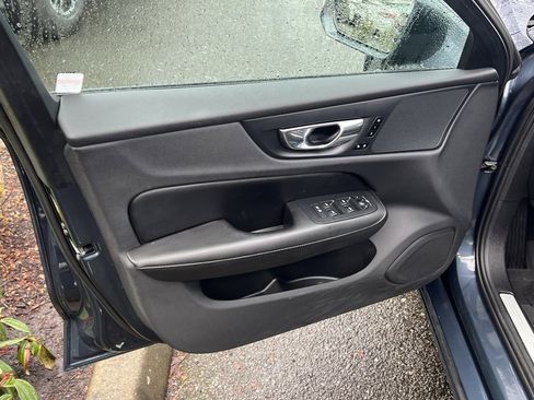 Used 2020 Volvo S60 T6 Momentum w/ Premium Package image 9