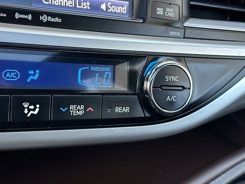 Used 2017 Toyota Highlander XLE AWD/4WD image 30