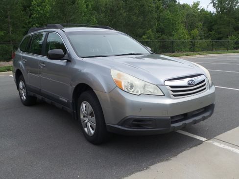 Used 2010 Subaru Outback 2.5i image 10