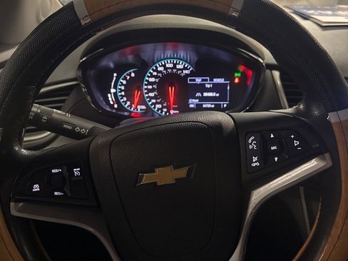 Used 2020 Chevrolet Trax LT w/ LT Convenience Package image 8