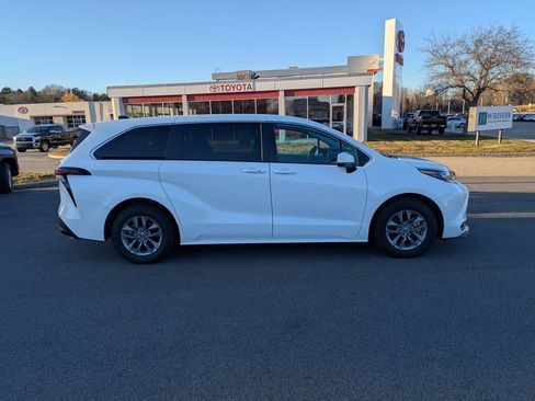 Used 2024 Toyota Sienna LE image 7