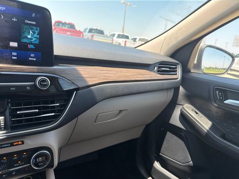 Used 2020 Ford Escape Titanium w/ Titanium Premium Package 2.0 FWD image 17