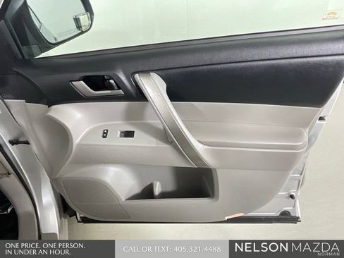 Used 2013 Toyota Highlander SE FWD image 20
