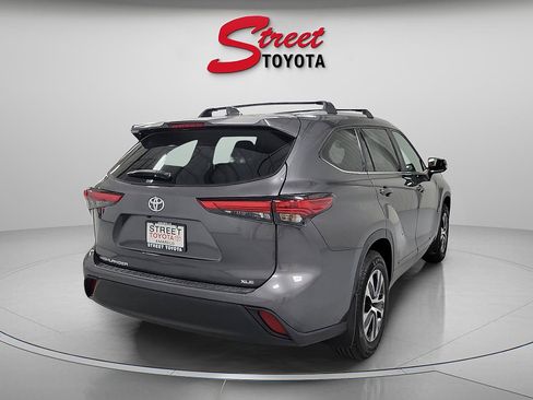 Used 2023 Toyota Highlander XLE FWD image 4