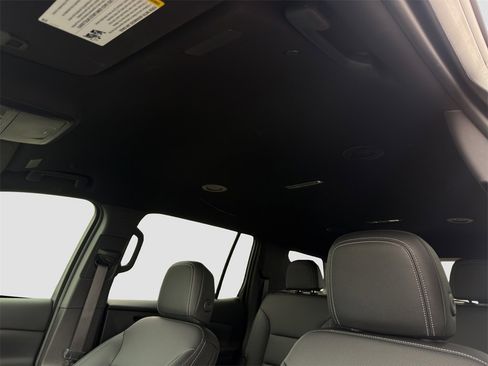 Used 2025 Chevrolet Traverse LT image 24