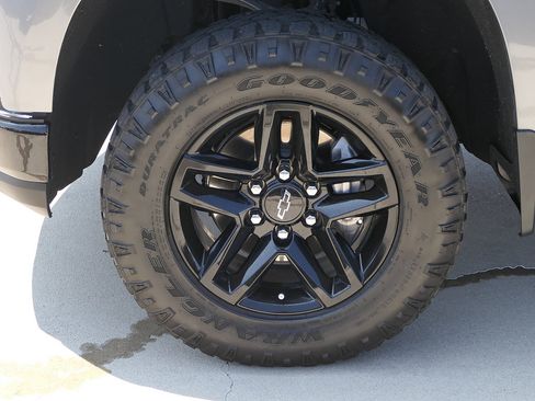 Used 2021 Chevrolet Silverado 1500 Custom Trail Boss w/ LPO, Dark Essentials Package AWD/4WD image 9