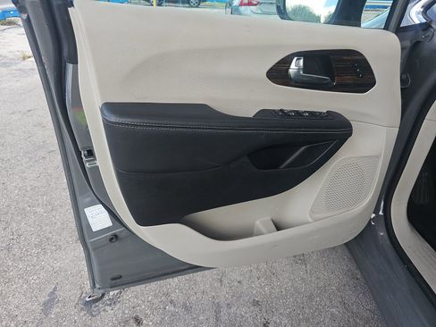 Used 2023 Chrysler Pacifica Limited FWD image 13