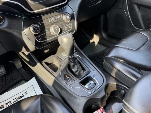 Used 2019 Jeep Cherokee Latitude Plus image 32