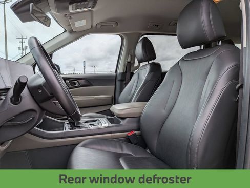 Used 2025 Kia Carnival FWD image 16