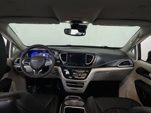 Used 2023 Chrysler Pacifica Touring-L FWD image 28