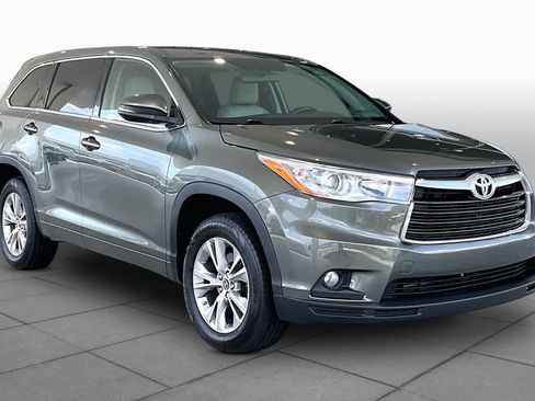 Used 2016 Toyota Highlander Plus FWD image 2
