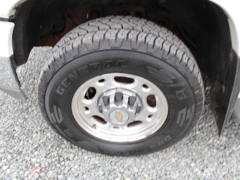 Used 2005 Chevrolet Suburban 2500 LT w/ Preferred Equipment Group image 27