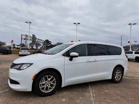 Used 2023 Chrysler Voyager LX image 9