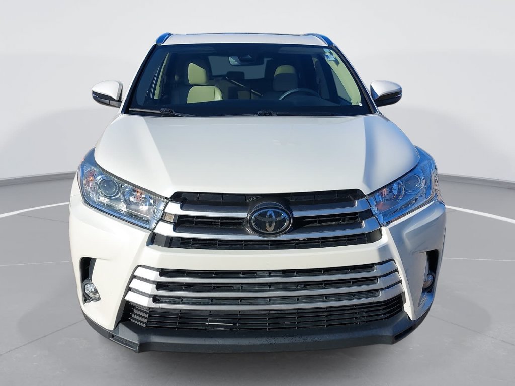 Used 2019 Toyota Highlander XLE FWD image 2