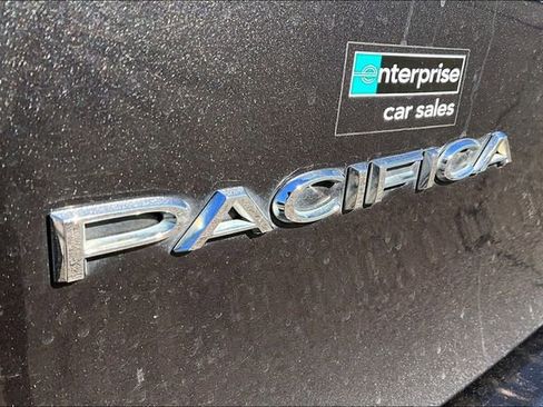 Used 2020 Chrysler Pacifica Touring-L image 8