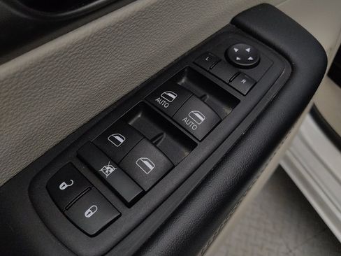 Used 2023 Chrysler Pacifica Touring-L FWD image 27