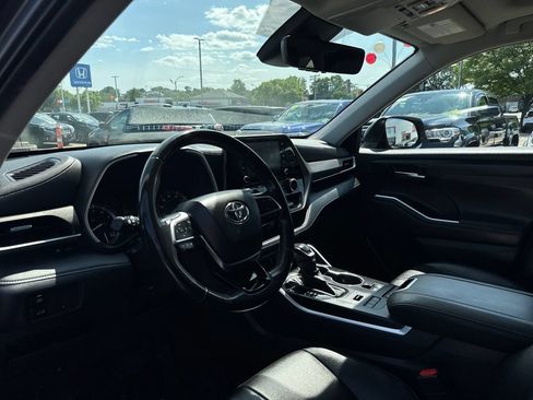 Used 2020 Toyota Highlander XLE AWD/4WD image 15