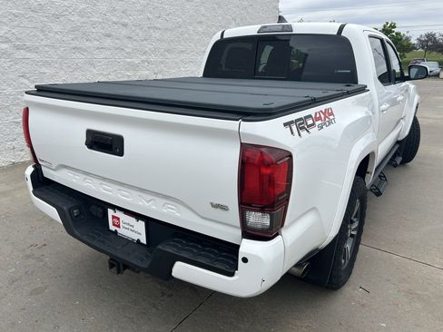 Used 2018 Toyota Tacoma TRD Sport AWD/4WD image 6