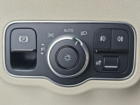 Used 2022 Mercedes-Benz GLB 250 4MATIC image 32