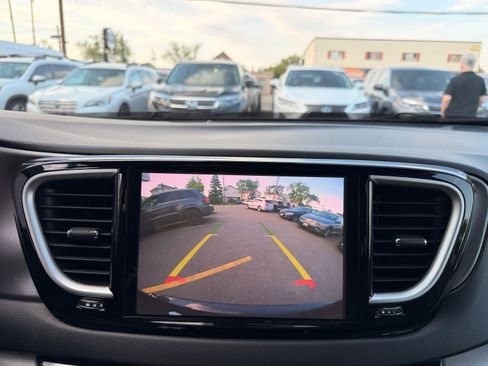 Used 2022 Chrysler Pacifica Touring-L FWD image 40