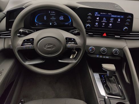 Used 2024 Hyundai Elantra SE image 22