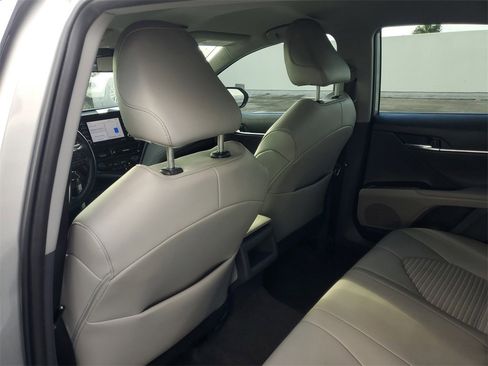 Used 2023 Toyota Camry SE image 11