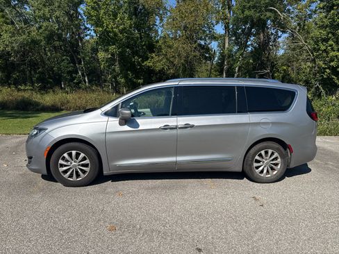 Used 2018 Chrysler Pacifica Touring-L FWD image 3