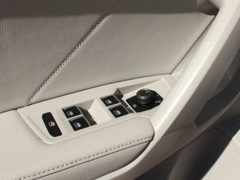 Used 2024 Volkswagen Tiguan SE w/ Panoramic Sunroof Package AWD/4WD image 13