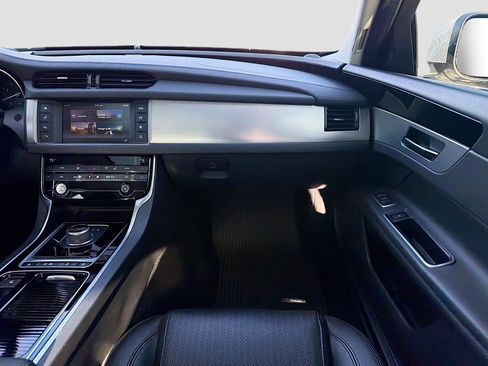 Used 2018 Jaguar XF Prestige image 17