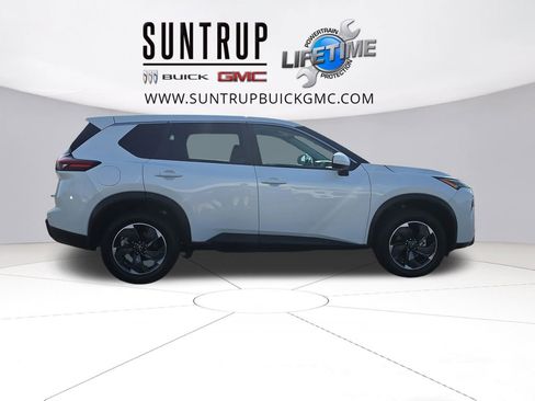 Used 2024 Nissan Rogue SV image 7
